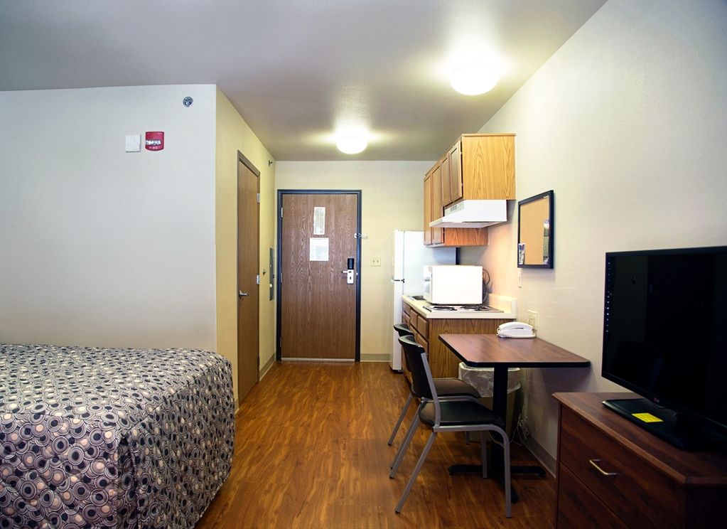 Woodspring Suites Tulsa Room photo