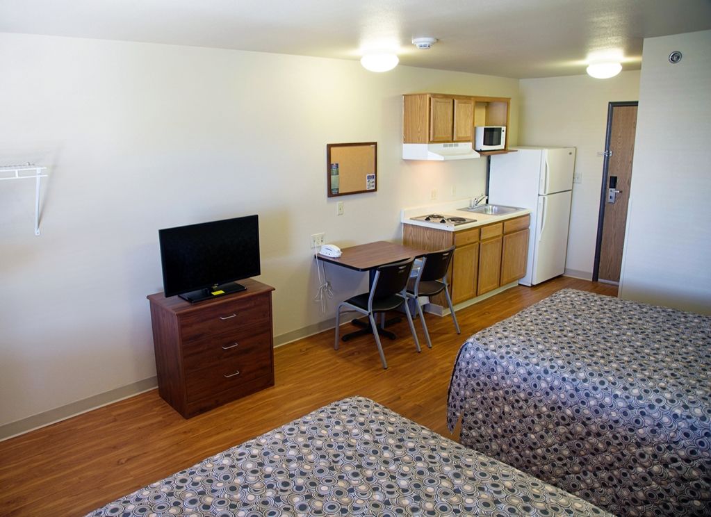Woodspring Suites Tulsa Room photo